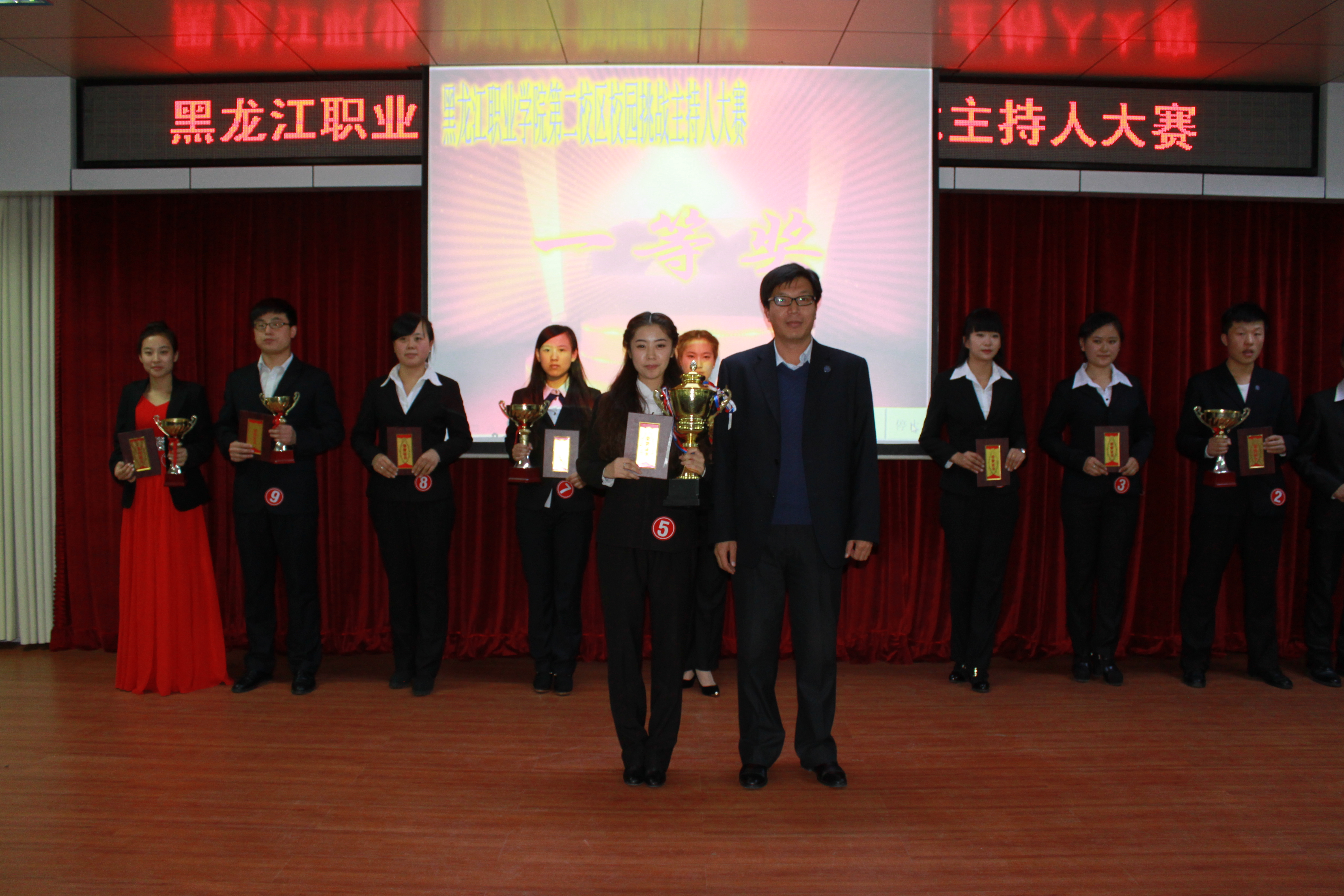 图为获得一奖的齐瑞同学与学院领导合影留念