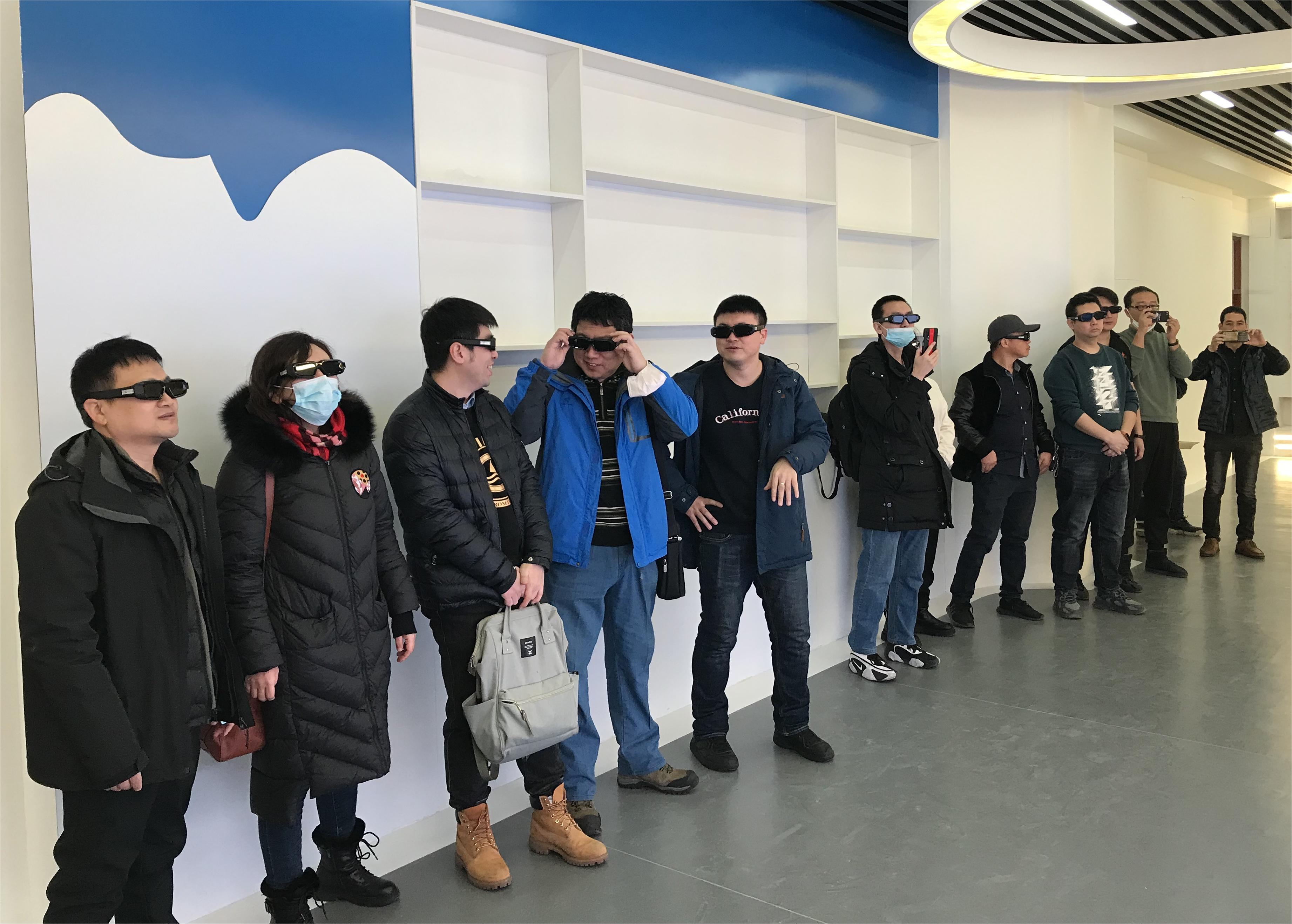 工业机器人虚拟仿真实训基地举办CAVE和3D大屏沉浸式虚拟现实显示系统使用培训-黑龙江职业学院智能制造技术学院
